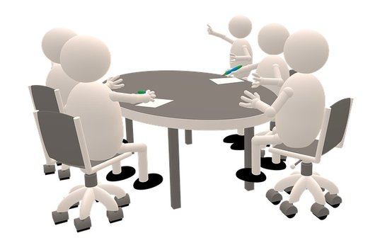 Symbolische Darstellung von Personen am Tisch sitzend, die miteinander im Gespräch sind. Das Ergebnis wird schriftlich festgehalten
